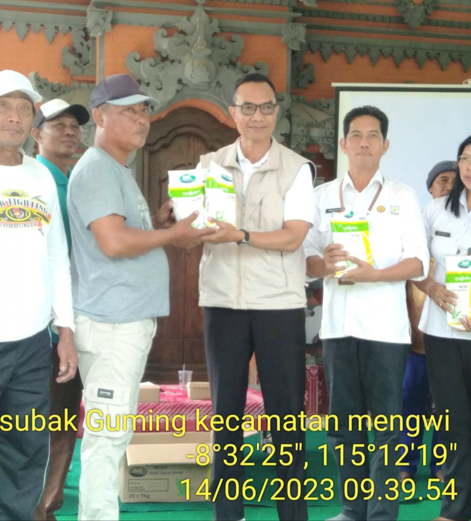 KEPALA DINAS PERTANIAN DAN PANGAN SERAHKAN BANTUAN BENIH DAN SARANA PENGEMBANGAN JAGUNG DI SUBAK GUMING, DESA PENARUNGAN, KECAMATAN MENGWI, KABUPATEN BADUNG